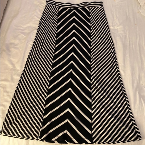 Chicos Zenergy Skirt (3) XL 16 Black White Maxi Long Pull On Stripe Chevron - Picture 3 of 11